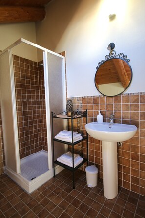 Shower, hair dryer, bidet, towels - 6 apartments in Monferrato, for groups and families of up to 20 people. (Viarigi)