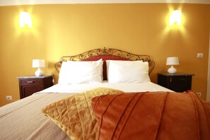 9 bedrooms, WiFi, bed sheets