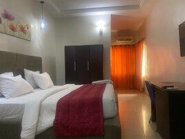 Habitación Deluxe, balcón, vistas a la ciudad | Caja fuerte, escritorio, espacio para trabajar con un portátil