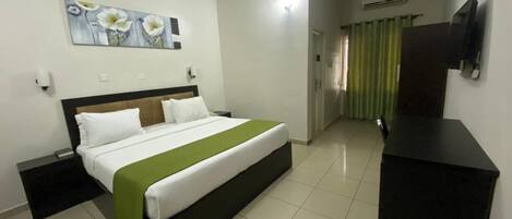 Habitación individual estándar, balcón, vistas a la ciudad | Caja fuerte, escritorio, espacio para trabajar con un portátil