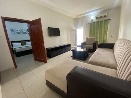 Comfort Suite, Balcony, City View | Living area