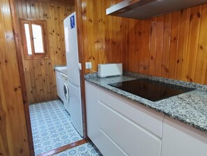 Réfrigérateur, micro-ondes, plaque de cuisson, lave-vaisselle