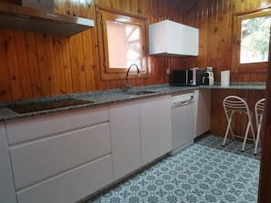 Réfrigérateur, micro-ondes, plaque de cuisson, lave-vaisselle
