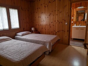 2 habitaciones, tabla de planchar con plancha, wifi y ropa de cama 