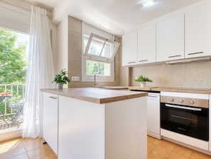 Kühlschrank, Mikrowelle, Ofen, Geschirrspüler