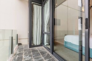 2 habitaciones, escritorio, tabla de planchar con plancha y wifi gratis
