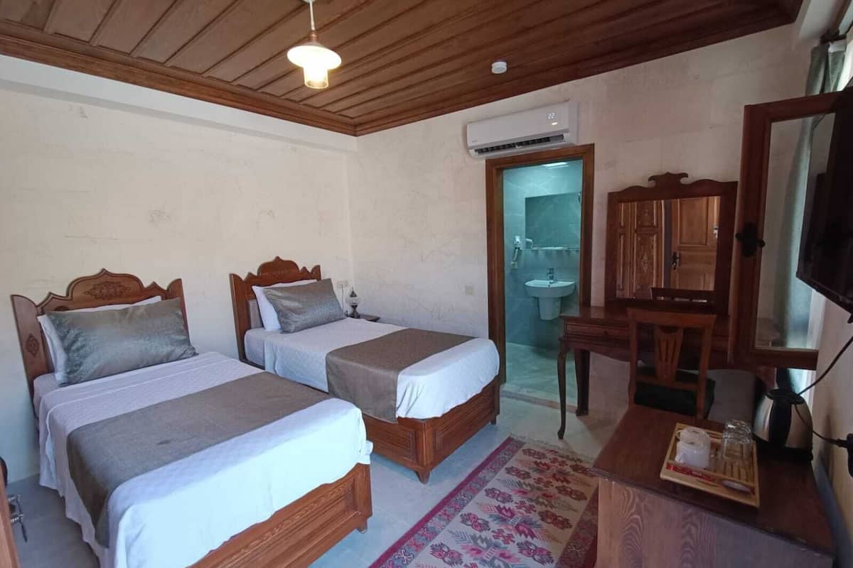 Standard Twin Room | Iron/ironing board (on request), WiFi (free), bed sheets