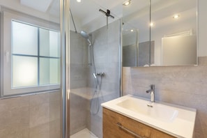 Shower, hair dryer, towels