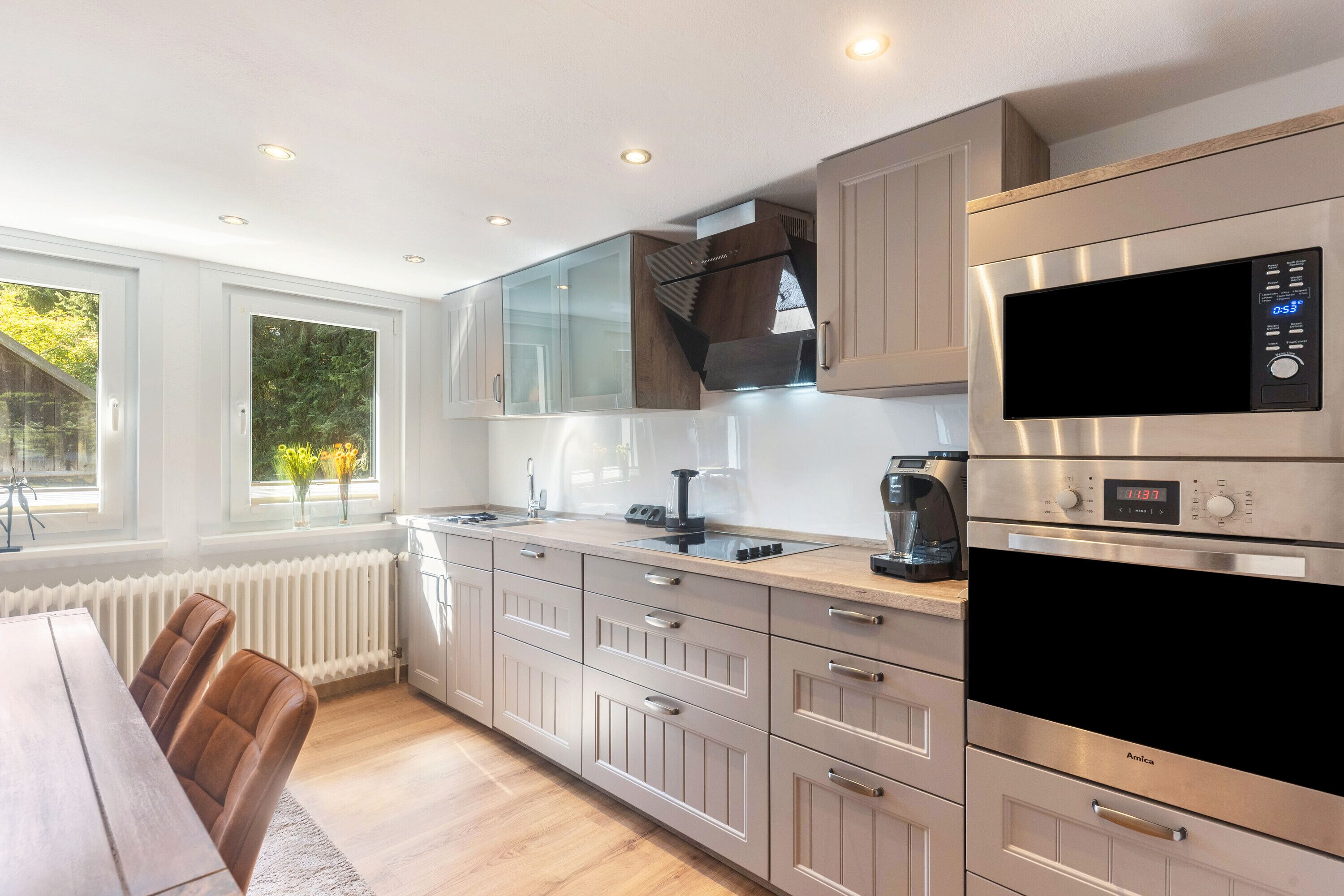 Kjøleskap, mikrobølgeovn, ovn og kokeplater