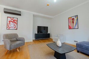 Smart TV - Lovely 3-bedroom duplex with AC, 2 baths, free parking, near Taksim in Istanbul (İstanbul)