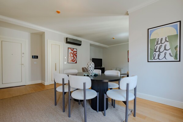 Dining - Lovely 3-bedroom duplex with AC, 2 baths, free parking, near Taksim in Istanbul (İstanbul)