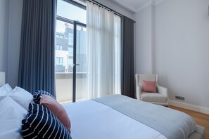 3 bedrooms, iron/ironing board, internet, bed sheets