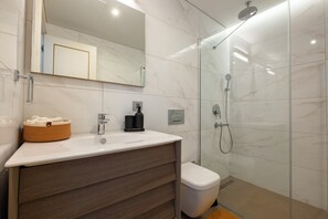Shower, hair dryer, bidet, towels - Lovely 3-bedroom duplex with AC, 2 baths, free parking, near Taksim in Istanbul (İstanbul)