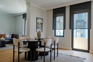 Dining - Lovely 3-bedroom duplex with AC, 2 baths, free parking, near Taksim in Istanbul (İstanbul)