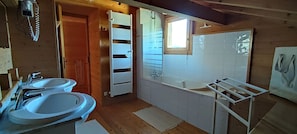 Douche, sèche-cheveux, serviettes fournies