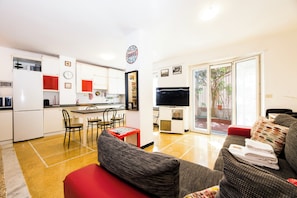 Apartamento, 2 habitaciones, terraza | Zona de estar | Televisión de pantalla plana de 40 pulgadas con canales por cable