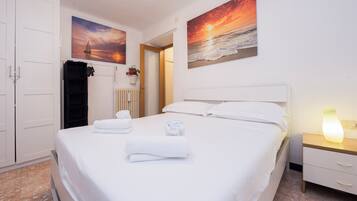 Appartamento, 2 camere da letto, terrazzo | Postazione laptop, Wi-Fi gratuito, lenzuola