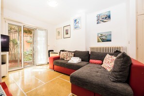 Appartamento, 2 camere da letto, terrazzo | Area soggiorno | TV a schermo piatto 40 pollici con canali via cavo