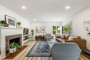 Smart TV, mesa de ping pong, libros