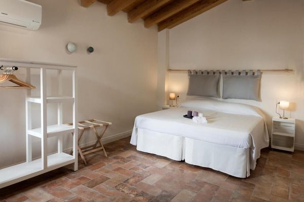 Tripla familiare, vista cortile | Tende oscuranti, ferro/asse da stiro, Wi-Fi gratuito
