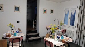 Free daily self-serve breakfast