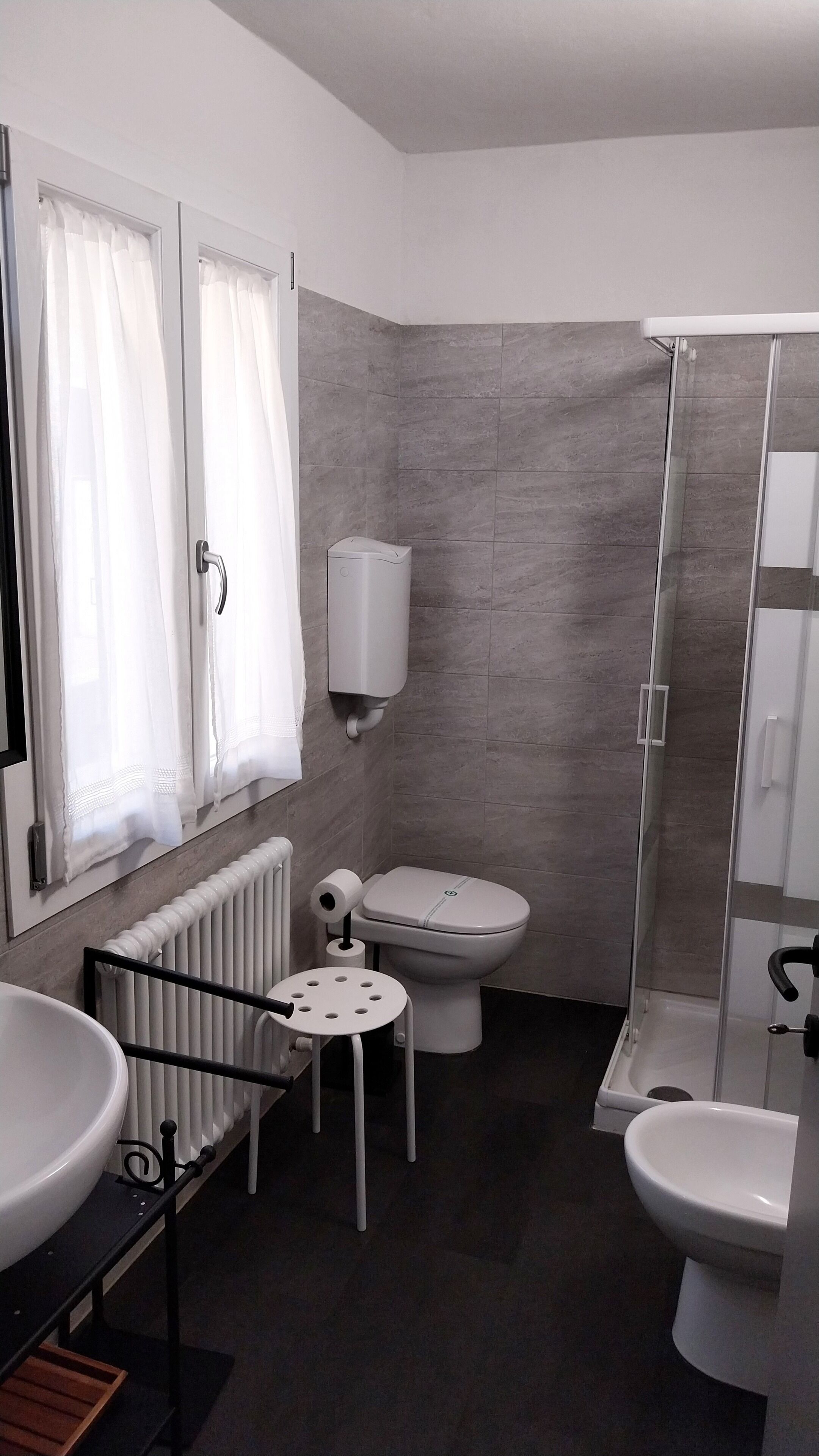 Un baño moderno con inodoro, bidé y ducha.