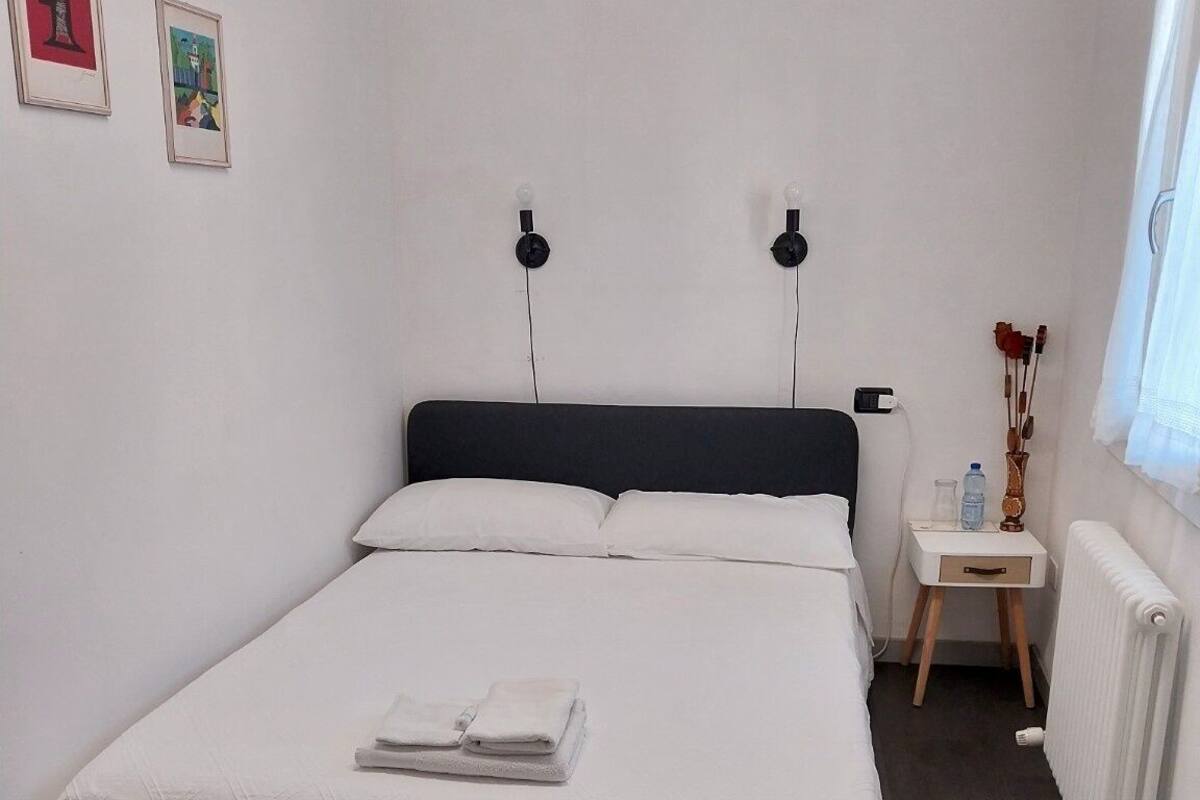 Double Room, Ensuite, Courtyard View | Langsir/tirai gelap terus, seterika/papan seterika, Wi-fi percuma 