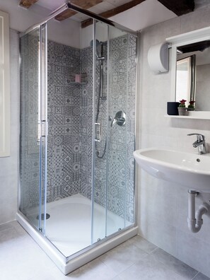 Double or Twin Room, Courtyard View | Bathroom - Borgodieci Camere e Colazione (Bibbiano)