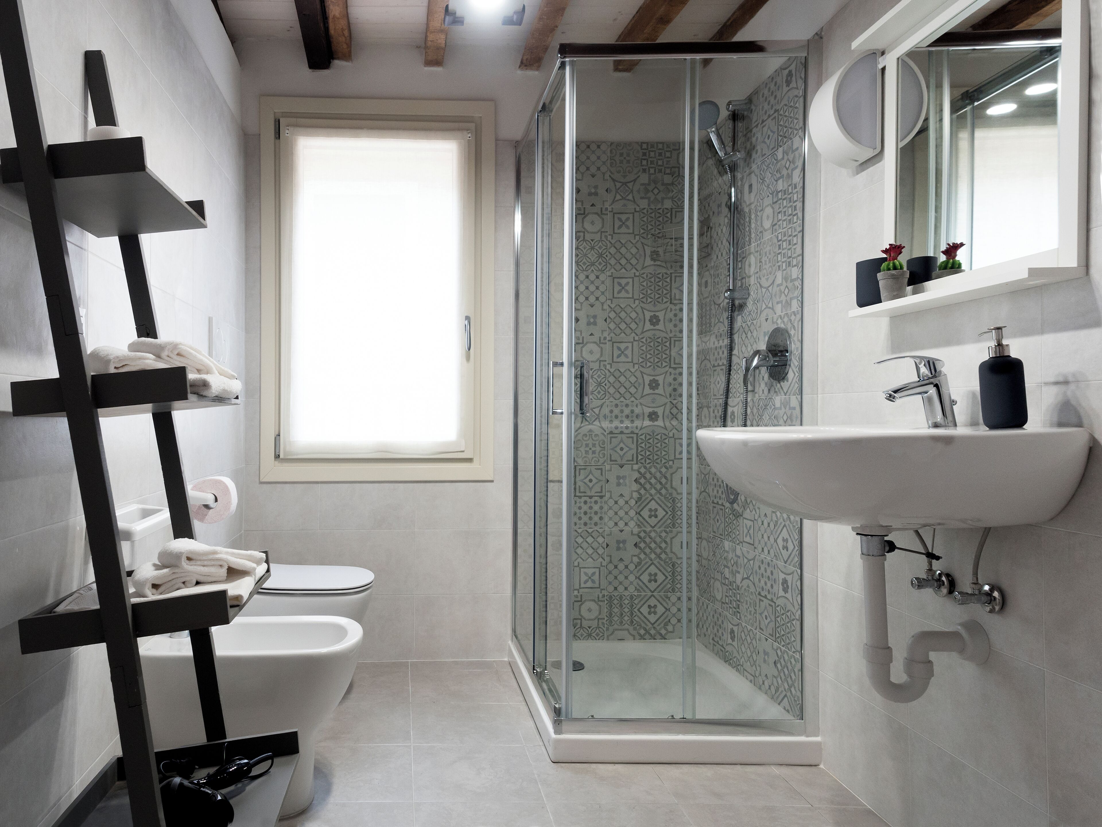 Chambre Double ou avec lits jumeaux, vue cour intérieure | Salle de bain