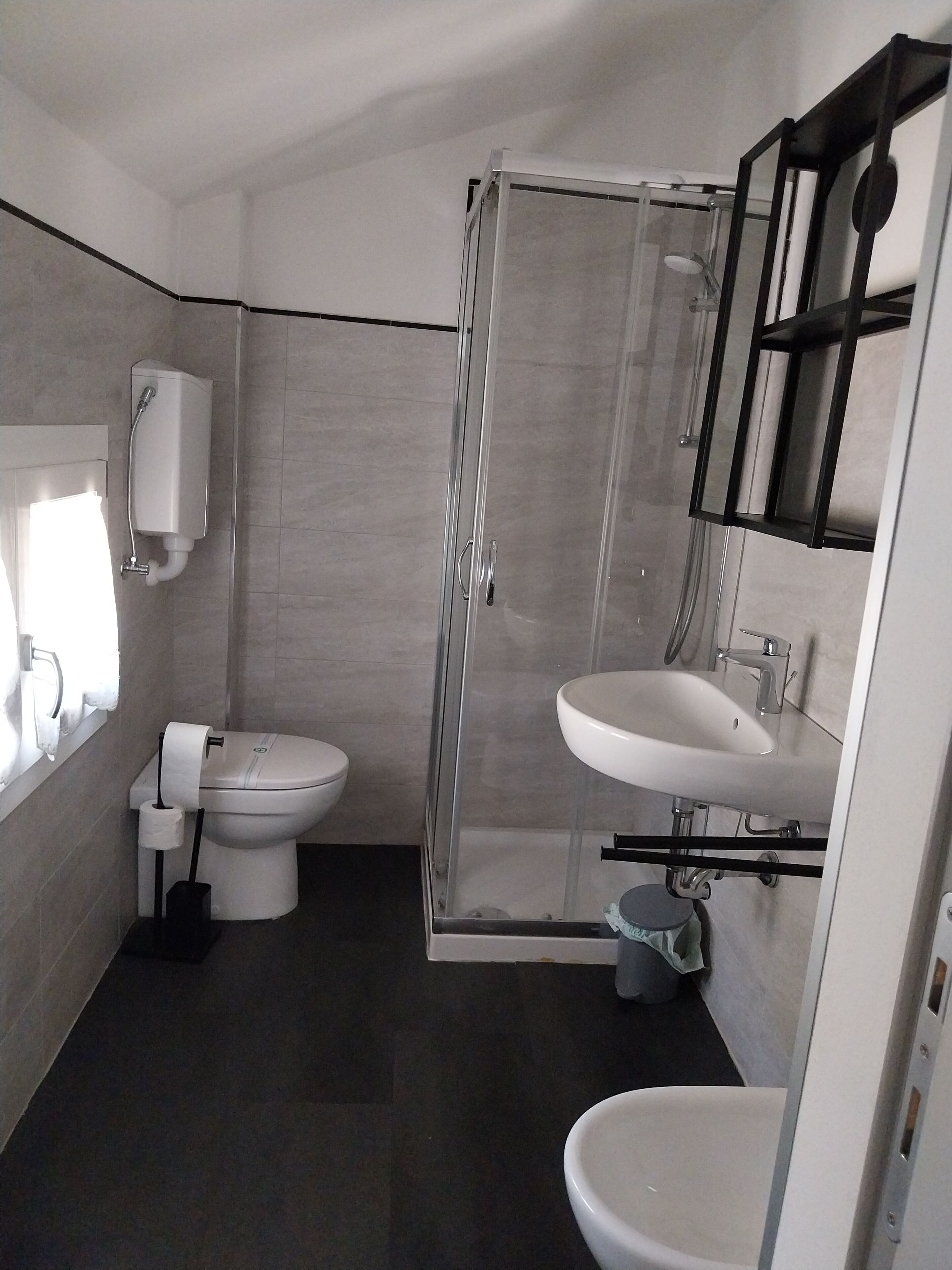 Un bagno moderno con servizi igienici, doccia e lavabo.