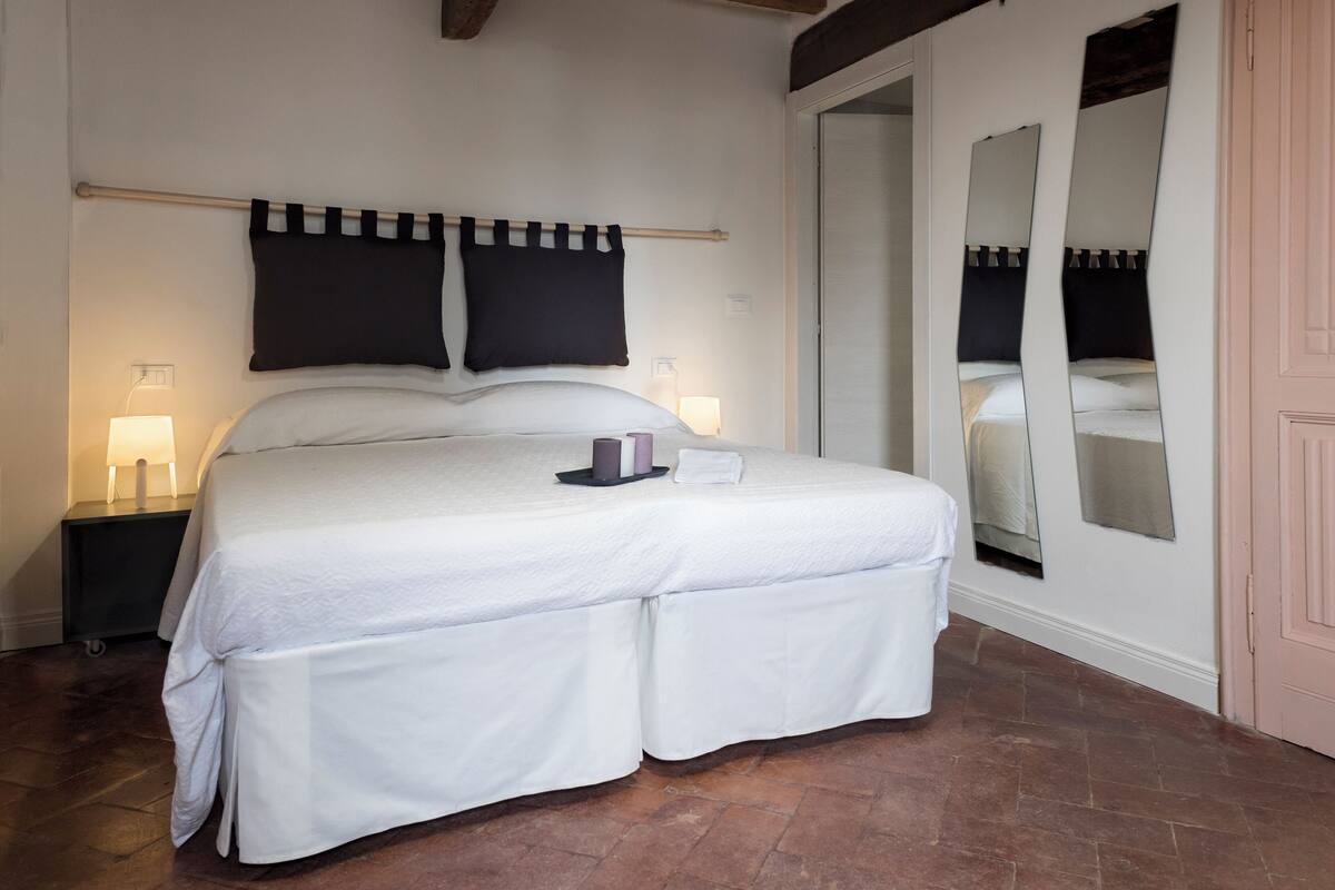 Double or Twin Room, Courtyard View | Langsir/tirai gelap terus, seterika/papan seterika, Wi-fi percuma 