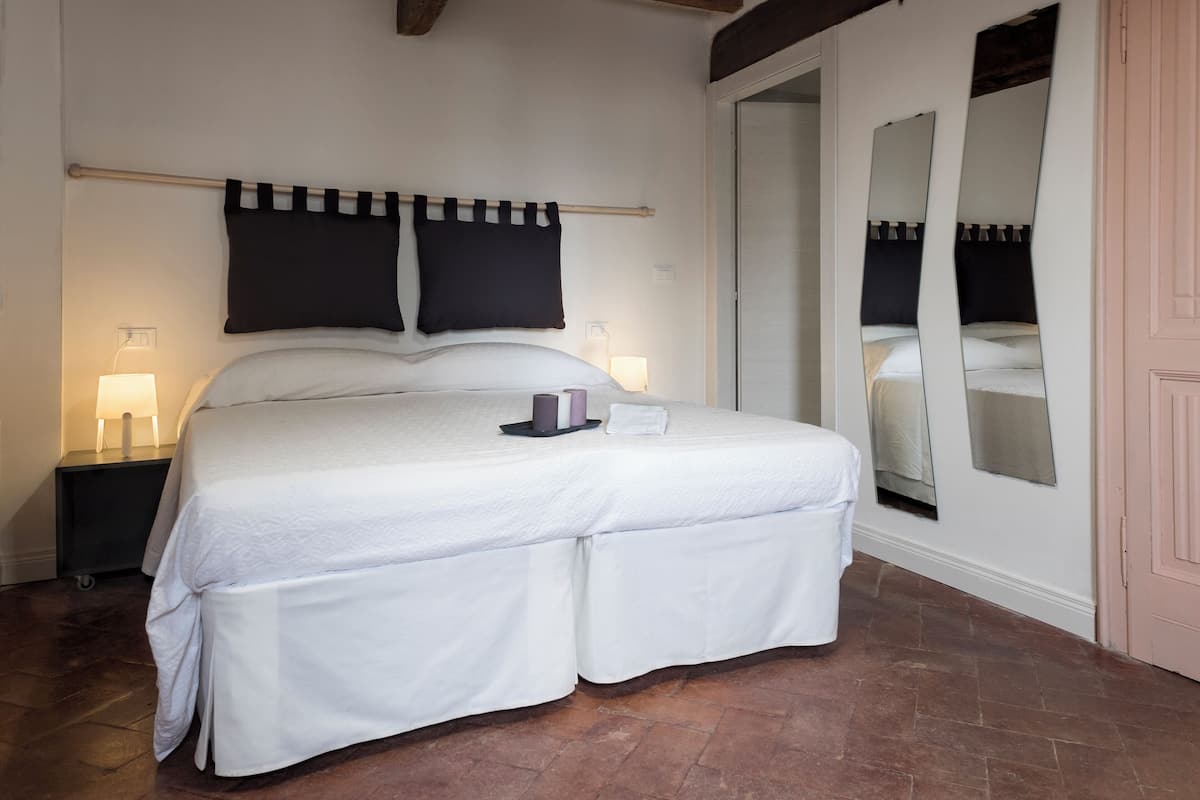 Kamer, 1 twee- of 2 eenpersoonsbedden, uitzicht op binnenplaats | Verduisterende gordijnen, een strijkplank/strijkijzer, gratis wifi
