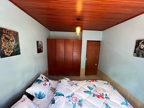 3 habitaciones, tabla de planchar con plancha y internet 