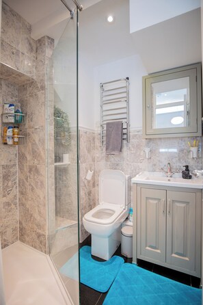 Dusj, hårføner, håndklær og såpe