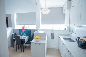 Kjøleskap, mikrobølgeovn, ovn og kokeplater