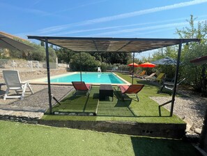 Una piscina al aire libre