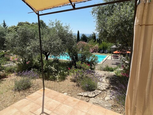 Air-conditioned house with swimming pool, heart of the Luberon 5 people