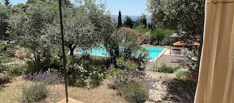 Air-conditioned house with swimming pool, heart of the Luberon 5 people