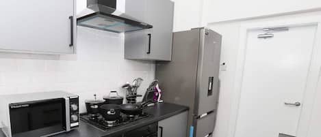 Réfrigérateur, four à micro-ondes, un four, surface de cuisson