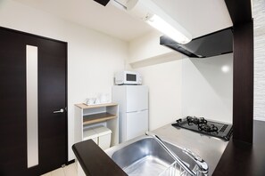 Quarto duplo standard | Cozinha privada | Frigobar, micro-ondas, cooktop, talheres/pratos/utensílios de cozinha