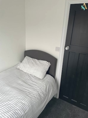 3 chambres, fer et planche à repasser, Wi-Fi, draps fournis