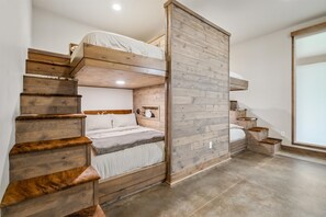 4 slaapkamers, een strijkplank/strijkijzer, gratis wifi, beddengoed