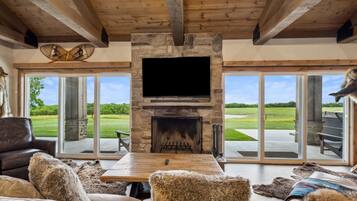 Smart TV, fireplace