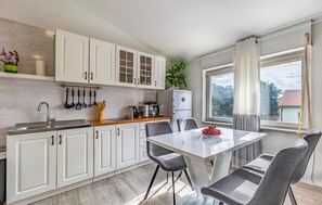 Kjøleskap, ovn, kokeplater og kaffetrakter/tekoker