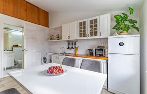 Fridge, oven, stovetop, coffee/tea maker