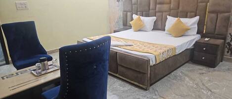 Luxury Apartment, 1 Bedroom, Balcony, City View | Shared kitchen facilities | Full-size fridge, microwave, oven, stovetop