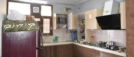 Refrigerador con freezer, microondas, horno, placa de cocina