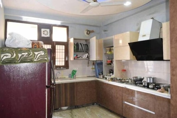 Full-sized fridge, microwave, oven, stovetop