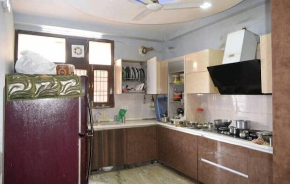 Full-size fridge, microwave, oven, stovetop