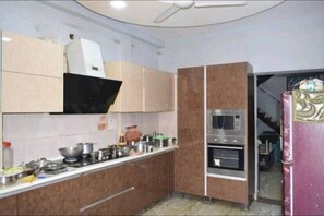Full-sized fridge, microwave, oven, stovetop